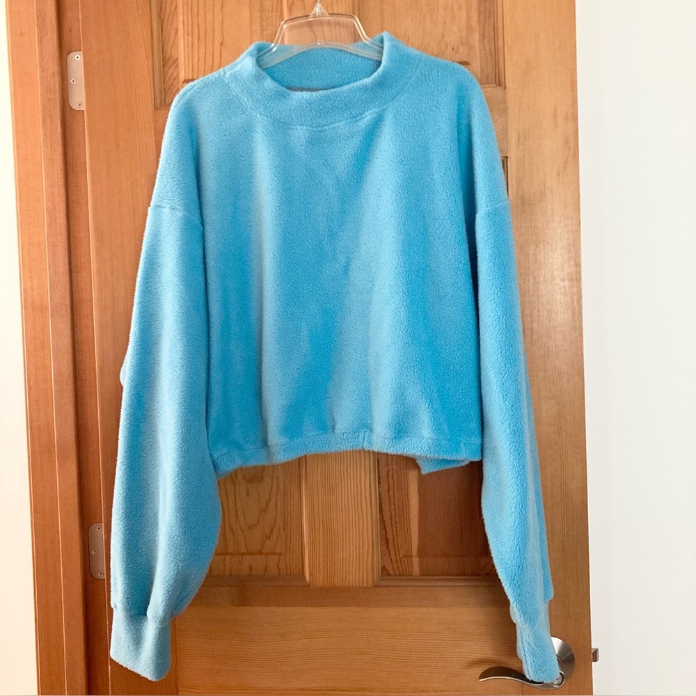 Fleece Cropped Crew Neck Sweatshirt 
Size: XL, Beautiful Turquoise Blue